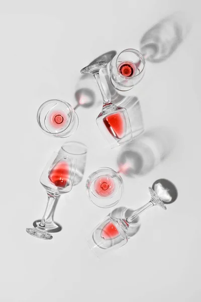 Composição Elegante Copos Com Sobras Vinho Tinto Fundo Claro — Fotografia de Stock