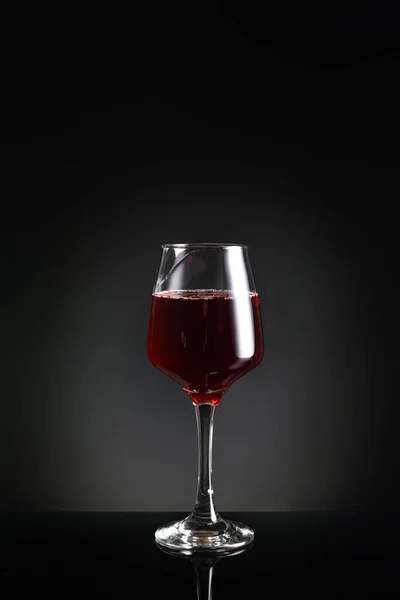 Glas Köstlichen Rotweins Auf Schwarzem Hintergrund — Stockfoto