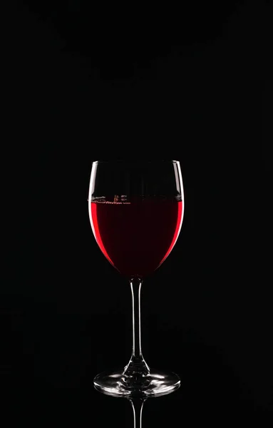 Glas Köstlichen Rotweins Auf Schwarzem Hintergrund — Stockfoto