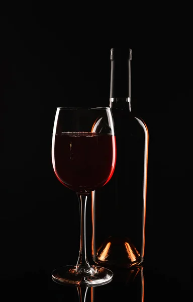 Fles Glas Rode Wijn Zwarte Achtergrond — Stockfoto
