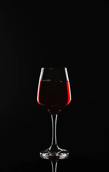 Glas Läckert Rött Vin Svart Bakgrund — Stockfoto