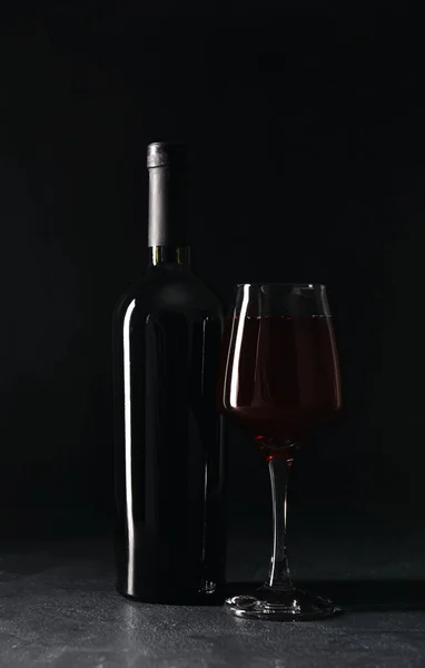 Fles Glas Rode Wijn Zwarte Achtergrond — Stockfoto
