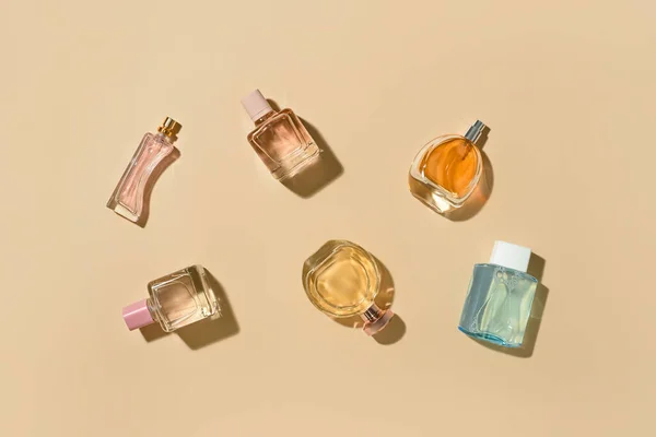 Různé Láhve Elegantních Parfémů Barevném Pozadí — Stock fotografie