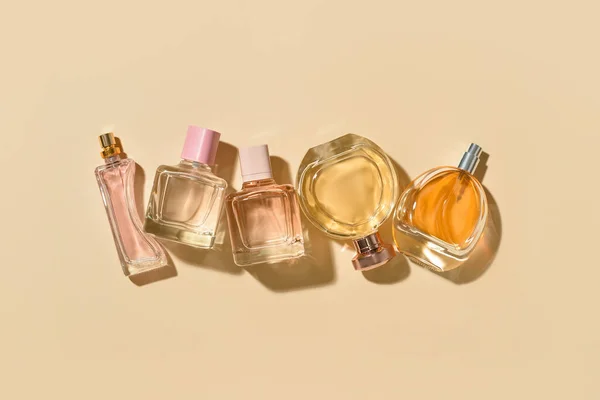 Różne Butelki Eleganckich Perfum Tle Koloru — Zdjęcie stockowe