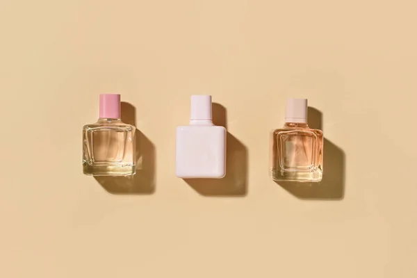Různé Láhve Elegantních Parfémů Barevném Pozadí — Stock fotografie