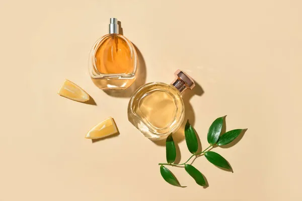 Composición Con Diferentes Botellas Elegantes Perfumes Sobre Fondo Color —  Fotos de Stock