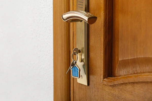Κλειδί Από Σπίτι Μπρελόκ Στην Πόρτα Κλειδαριά — Φωτογραφία Αρχείου
