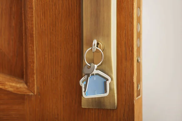Κλειδί Από Σπίτι Μπρελόκ Στην Πόρτα Κλειδαριά Closeup — Φωτογραφία Αρχείου