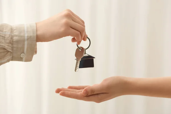 Immobilienmakler Übergibt Schlüssel Mit Hausförmigem Schlüsselanhänger Frau Nahaufnahme — Stockfoto