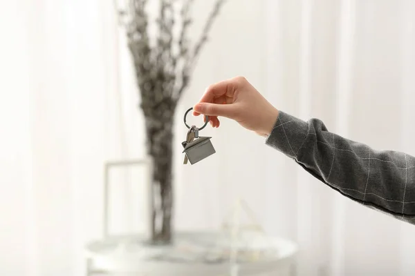 Immobilienmakler Hält Schlüssel Mit Hausförmigem Schlüsselanhänger Auf Hellem Hintergrund — Stockfoto
