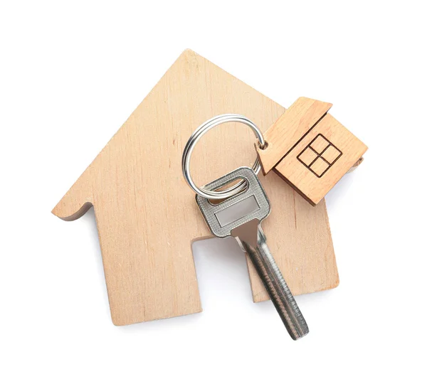 Holzfigur Von Haus Und Schlüssel Mit Schlüsselanhänger Auf Weißem Hintergrund — Stockfoto