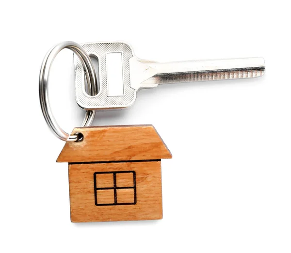 白色背景的钥匙和木制房屋型钥匙链 — 图库照片