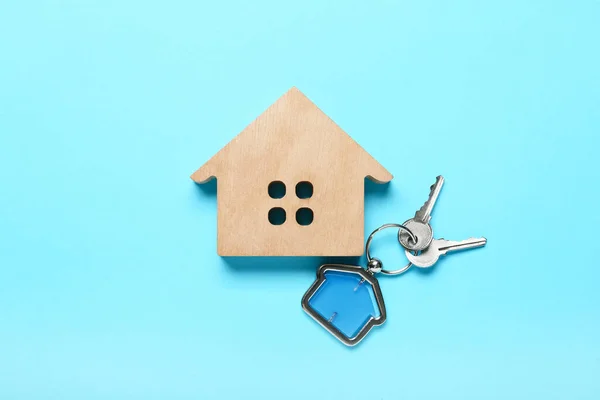 Figure House Keys Keychain Color Background — Stock Photo, Image