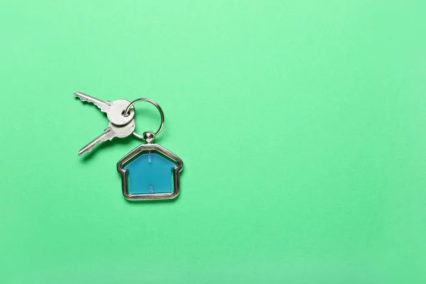 Ключи Дома Брелоком Цветном Фоне — стоковое фото