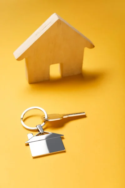 Schlüssel Mit Schlüsselanhänger Und Hausfigur Auf Farbigem Hintergrund — Stockfoto