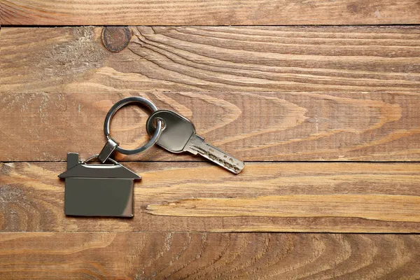Schlüssel Mit Schlüsselanhänger Hausform Auf Holzhintergrund — Stockfoto