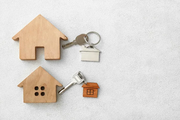 Figures Houses Keys Keychains Light Background — Stock Photo, Image