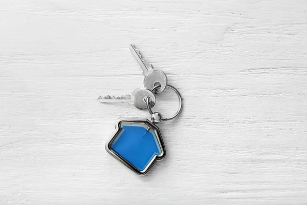 Keys House Shaped Keychain White Wooden Background — Stock Photo, Image