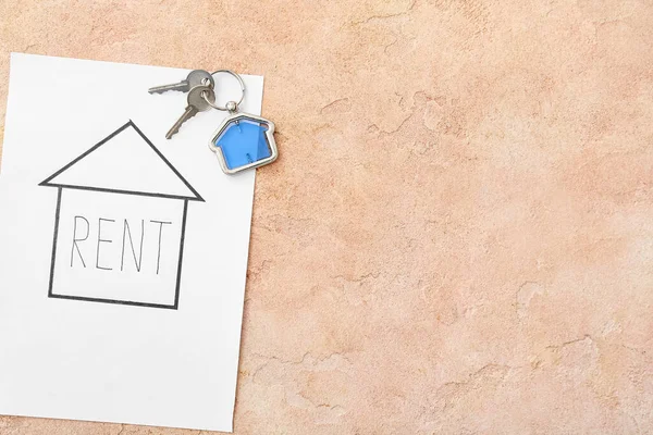 Renk arkaplanı üzerinde RENT sözcüğü olan anahtarlık ve ev çizimi