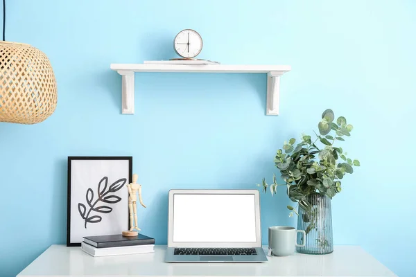 Laptop Vaas Met Eucalyptus Plant Tafel Buurt Van Kleur Muur — Stockfoto