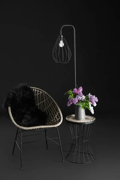 Moderner Stuhl Und Vase Mit Lila Blumen Auf Dunklem Hintergrund — Stockfoto