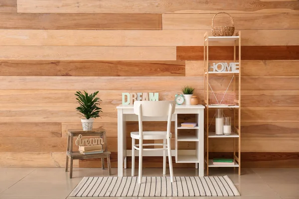 Odanın içinde çalar saati olan şık bir iş yeri.