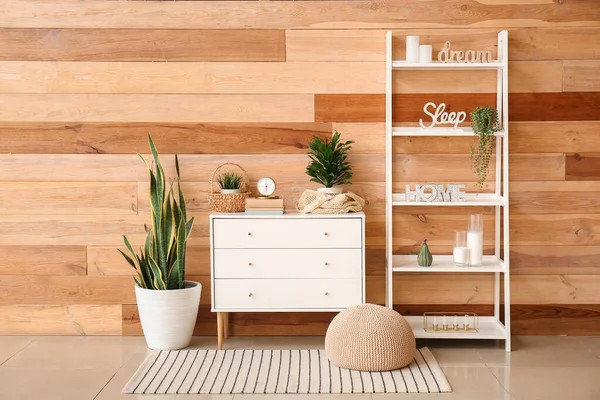 Oda çekmecesinde dekor olan çalar saat.