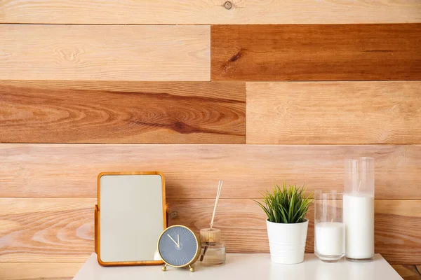 Modern odanın iç tarafındaki dekorlu çekmecelerin üzerindeki altın alarm saati.