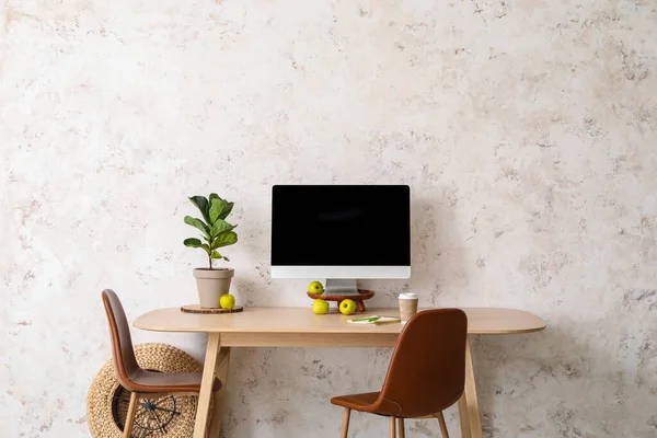 Tisch Mit Braunen Lederstühlen Und Computer Der Nähe Der Lichtwand — Stockfoto
