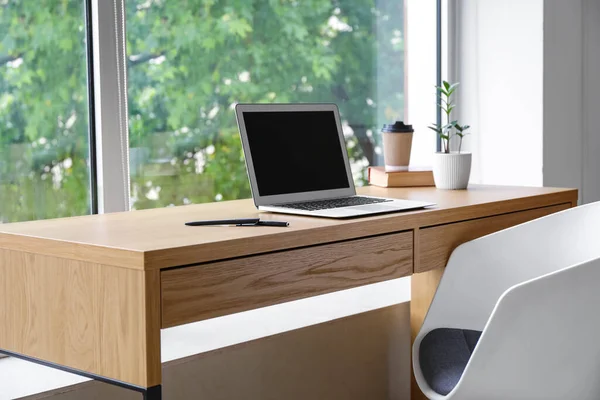 Mesa Com Laptop Interior Quarto Elegante Com Janela — Fotografia de Stock