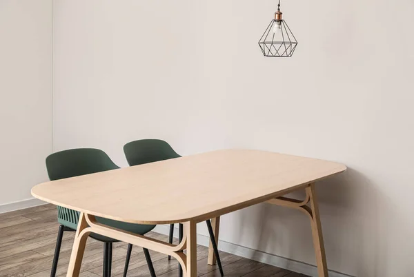 Table Avec Chaises Lampe Élégante Dans Salle Lumière — Photo