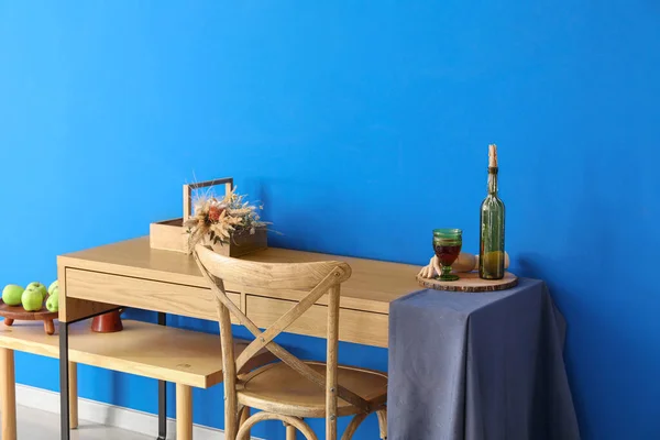 Ξύλινη Καρέκλα Και Τραπέζια Διακόσμηση Κοντά Χρωματιστό Τοίχο — Φωτογραφία Αρχείου