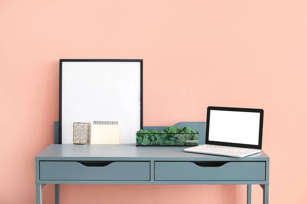 Arbeitslaptop Auf Stilvollem Tisch Der Nähe Der Wand — Stockfoto