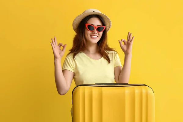 Young Woman Suitcase Showing Color Background — Stock Photo, Image