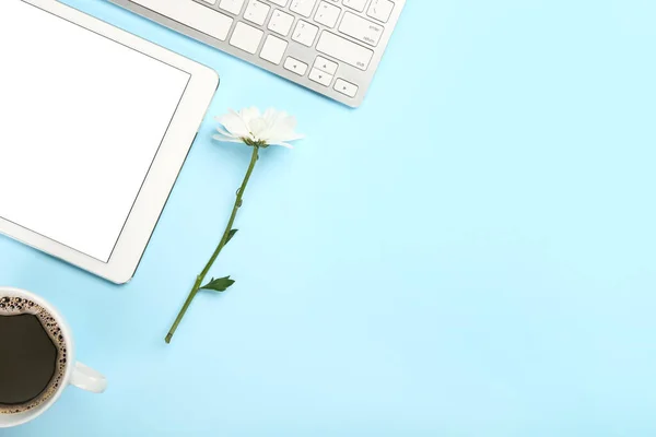 Tablet Computer Cup Coffee Flower Color Background — Stock Photo, Image