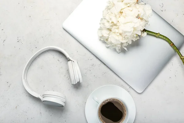 Kopfhörer Laptop Und Blume Auf Dem Tisch — Stockfoto
