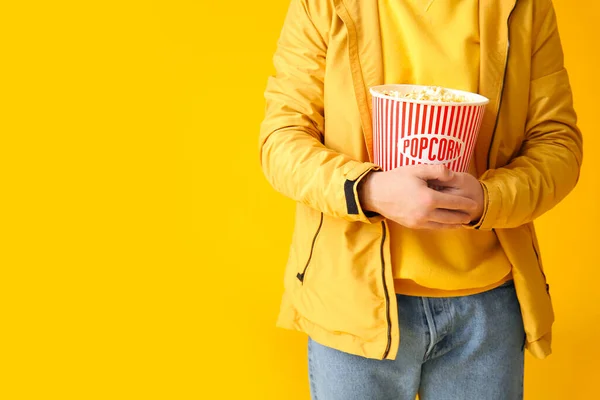 Jonge Man Met Emmer Popcorn Kleur Achtergrond — Stockfoto