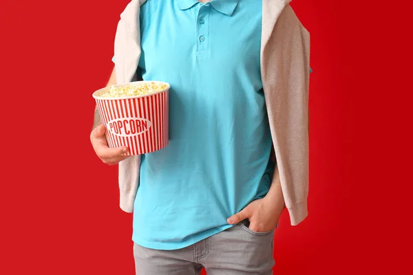 Mladý Muž Kbelíkem Popcornu Barevném Pozadí — Stock fotografie