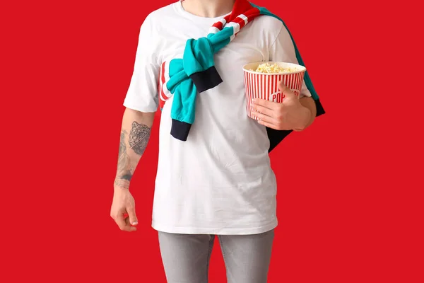 Młody Facet Popcornem Tle Koloru — Zdjęcie stockowe