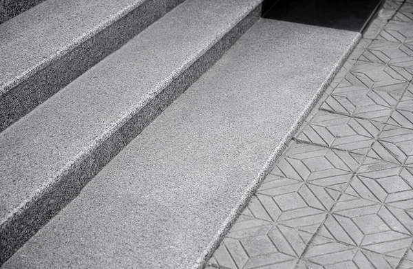 Dışarıdaki taş merdivenleri görüyor musun?