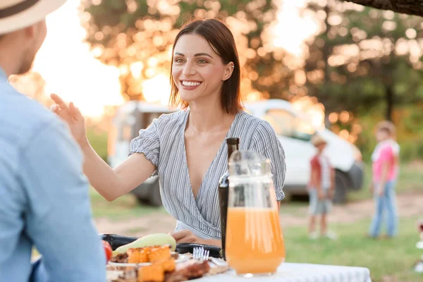 Yaz günü barbekü partisindeki mutlu çift