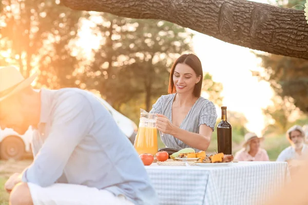 Yaz günü barbekü partisindeki mutlu çift
