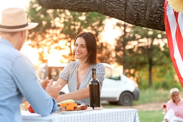 Yaz günü barbekü partisindeki mutlu çift