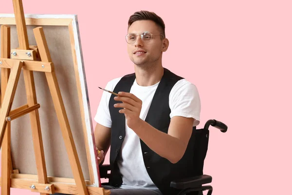 Jovem Artista Masculino Cadeira Rodas Pintura Imagem Contra Fundo Cor — Fotografia de Stock