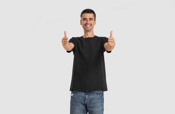 Όμορφος Νεαρός Άνδρας Κομψό Shirt Δείχνει Τον Αντίχειρα Στο Φως — Φωτογραφία Αρχείου