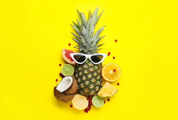 Kreative Komposition Mit Verschiedenen Früchten Und Stilvoller Sonnenbrille Auf Farbigem — Stockfoto