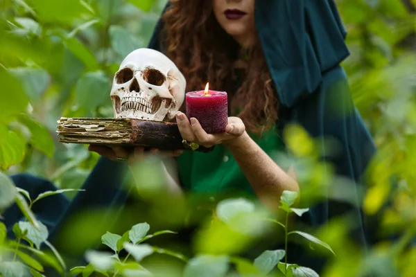 Junge Hexe Mit Totenkopf Kerze Und Zauberbuch Grünen Wald — Stockfoto