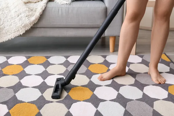 Woman Vacuuming Carpet Home — Stock Photo, Image
