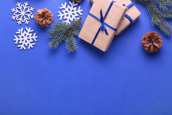Bela Composição Natal Com Caixas Presente Fundo Azul — Fotografia de Stock