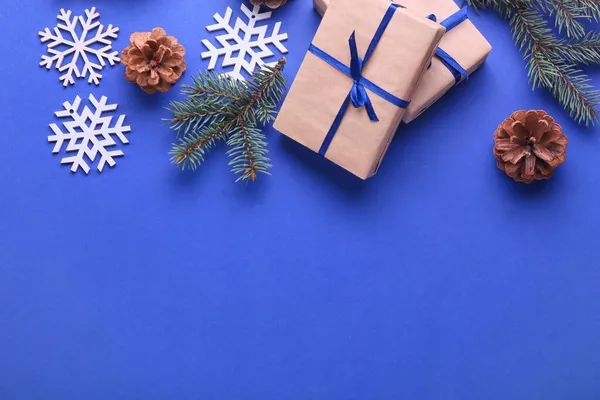 Bella Composizione Natalizia Con Scatole Regalo Sfondo Blu — Foto Stock